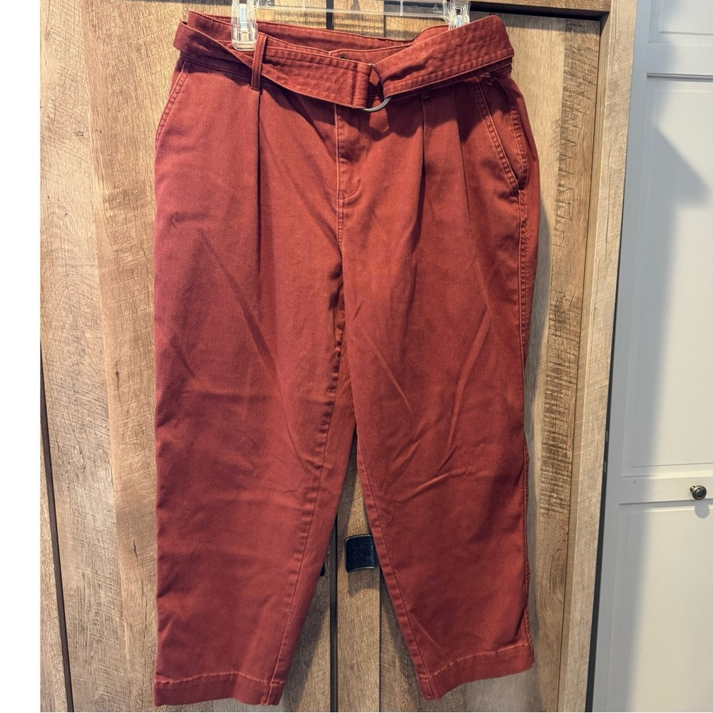 Rust-color belted pleated pant.